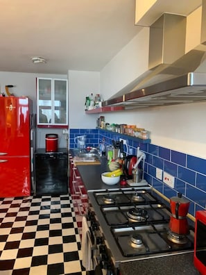 Basic Apartment, Multiple Beds | Private kitchen