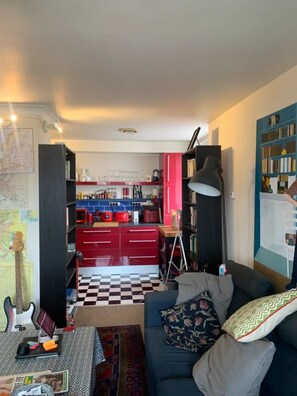 Basic Apartment, Multiple Beds | Private kitchen