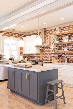 冷蔵庫、電子レンジ、オーブン、コンロ