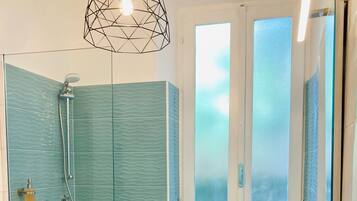 Classic-Doppel- oder -Zweibettzimmer | Badezimmer | Kostenlose Toilettenartikel, Haartrockner, Handtücher