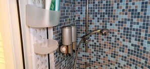 Doccia, asciugacapelli, asciugamani, sapone