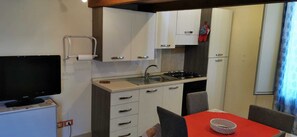 Refrigerador, horno, placa de cocina, cafetera/tetera