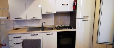 Fridge, oven, stovetop, coffee/tea maker