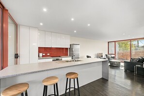 Jääkaappi, mikroaaltouuni, uuni, liesi