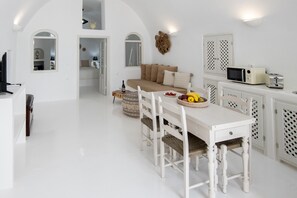 Villa luxueuse, 2 chambres, baignoire à remous, vue sur la mer | Repas dans la chambre