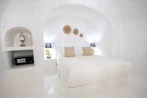 Luxury-Villa, 2 Schlafzimmer, Whirlpool, Meerblick | 2 Schlafzimmer, Zimmersafe, individuell dekoriert
