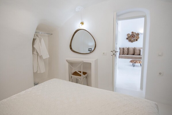 2 bedrooms, in-room safe, individually decorated, individually furnished - Ambi Villas Santorini (Santorini)