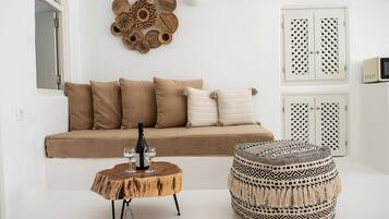 Luksusvilla, 2 soverom, spabadekar, sjøutsikt | Oppholdsområde | En 48-tommers LCD-TV med digitale kanaler samt TV