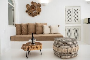 Villa luxueuse, 2 chambres, baignoire à remous, vue sur la mer | Aire de séjour | Téléviseur ACL de 48 po avec télévision numérique, téléviseur