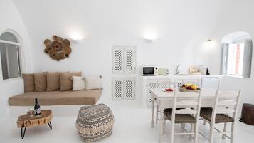 Villa de lujo, 2 habitaciones, bañera de hidromasaje, vistas al mar | Zona de estar | Televisión LCD de 48 pulgadas con canales digitales, una televisión