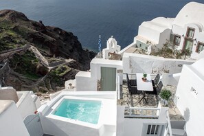 Jetted bathtub