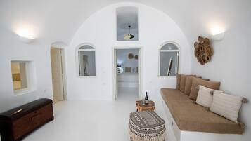 Villa de lujo, 2 habitaciones, bañera de hidromasaje, vistas al mar | Zona de estar | Televisión LCD de 48 pulgadas con canales digitales, una televisión