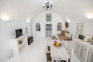 Villa de lujo, 2 habitaciones, hidromasaje, vista al mar | Área de sala de estar | Televisión LCD de 48 pulgadas con canales digitales y televisión 