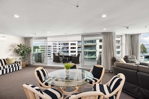 Interior - A strand Of Paradise, Oceanside & Views with pool (Mount Maunganui)