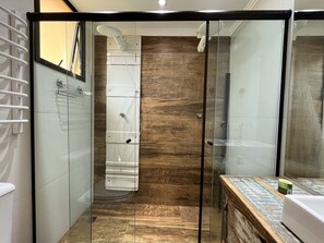 Departamento | Baño | Regadera, regadera tipo lluvia, toallas, jabón 