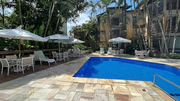 2 kolam renang terbuka, payung kolam, kerusi lepak pantai