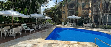 2 piscines a l'aire lliure, para-sols i gandules