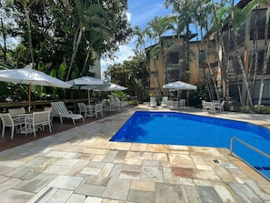 2 kolam renang outdoor, dengan payung kolam renang dan kursi berjemur