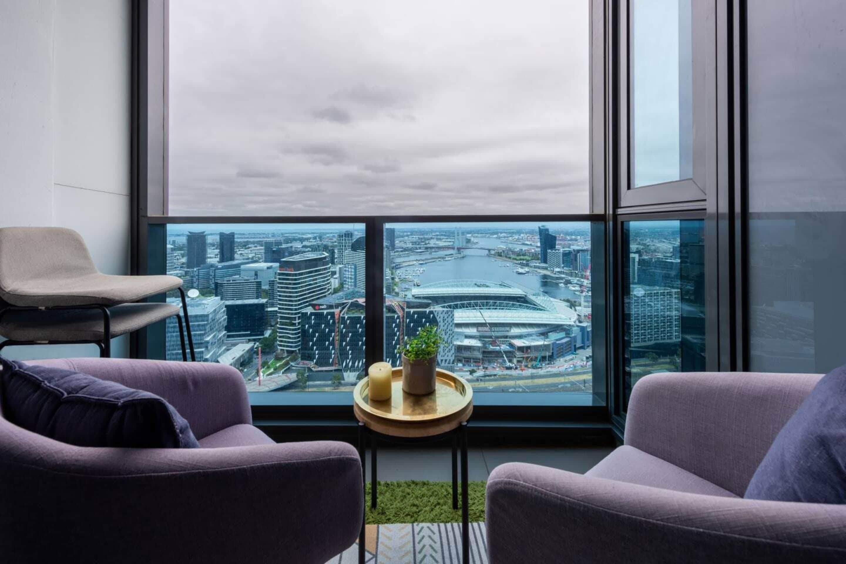 베이직 아파트, 퀸사이즈침대 1개 | 거실 공간 | TV