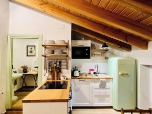 Four à micro-ondes, un four, surface de cuisson, lave-vaisselle