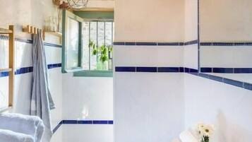 Een douche, een haardroger, handdoeken, shampoo