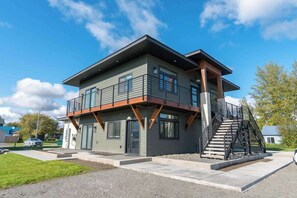 Exterior - Palmer Mountain View Stay • Luxury Soaking Tub (Palmer)