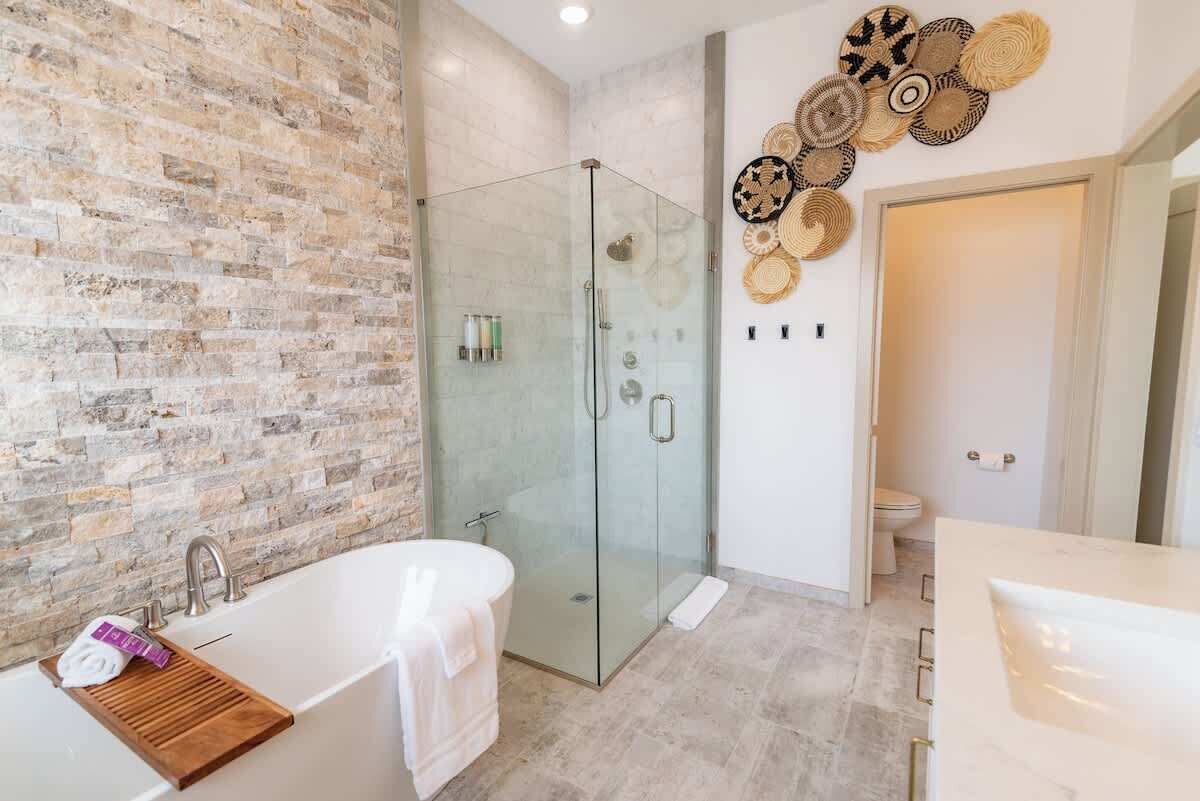 Badewanne, Haartrockner, Handtücher