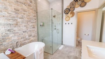 Badewanne, Haartrockner, Handtücher