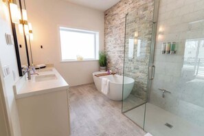Badkar, hårtork och handdukar