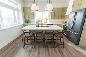 Fridge, microwave, oven, stovetop - Palmer Mountain View Stay • Luxury Soaking Tub (Palmer)