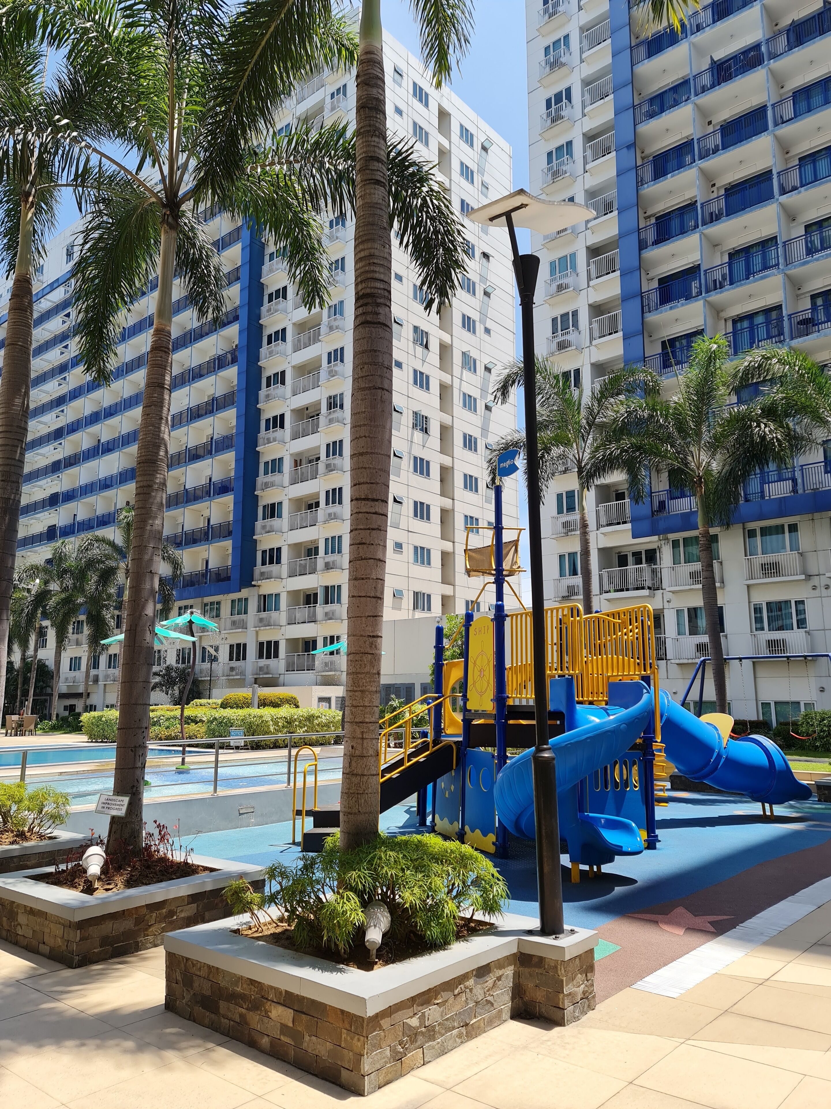 4 outdoor pools