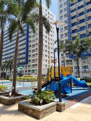 4 outdoor pools