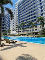 4 outdoor pools