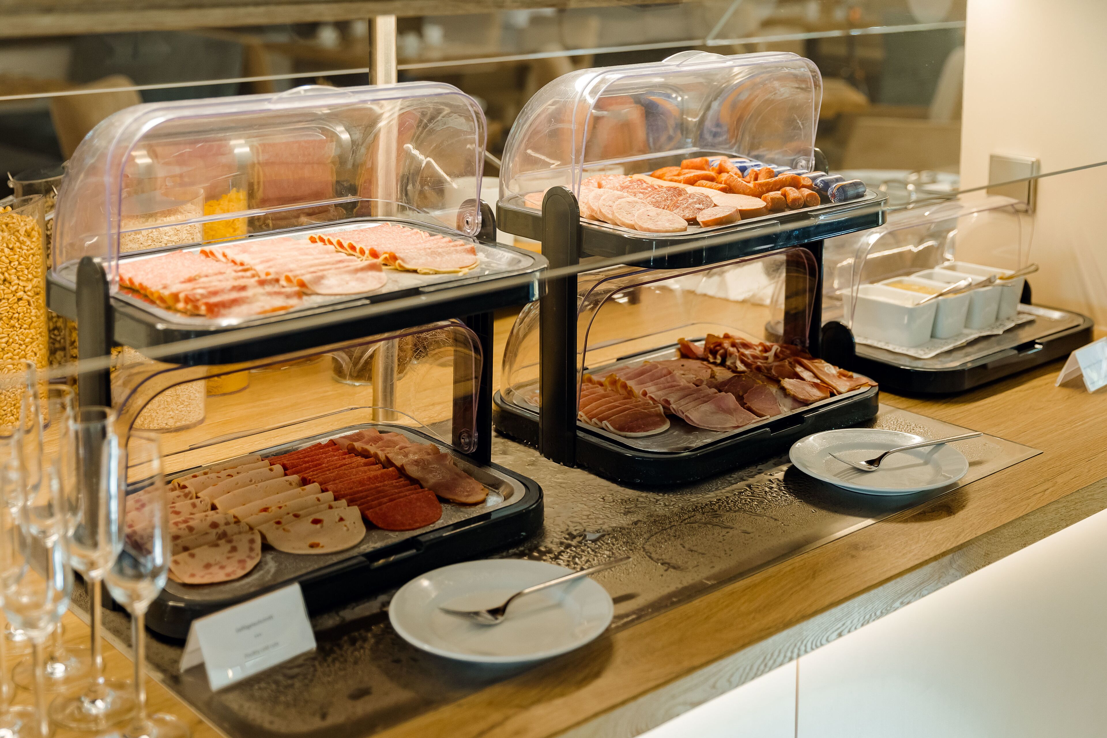 Un bufé con diversos alimentos cubiertos con plástico.