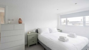 Rumah Basic, Beberapa Tempat Tidur | 4 kamar tidur, ruang kerja ramah laptop, dan seprai linen