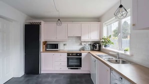 Rumah Basic, Beberapa Tempat Tidur | Dapur pribadi | Microwave, oven, kompor, dan peralatan masak/sendok-piring