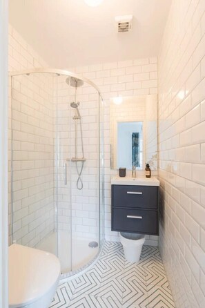 Casa básica, várias camas | Banheiro | Toalhas de banho, sabonete, shampoo, papel higiênico