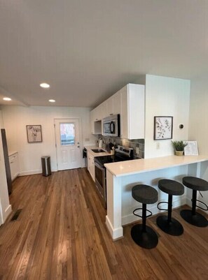 Fridge, microwave, oven, stovetop - Adorable Newly remodeled Condo in Homewood AL (Birmingham)