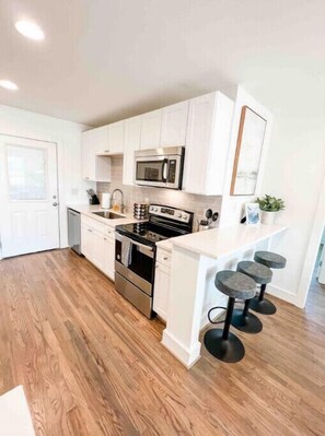 Geladeira, micro-ondas, fogão, cooktop