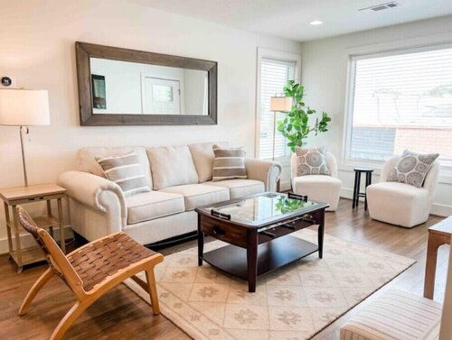 Cute 2 BR Condo Downtown Homewood