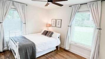 2 bedrooms, iron/ironing board, free WiFi, bed sheets