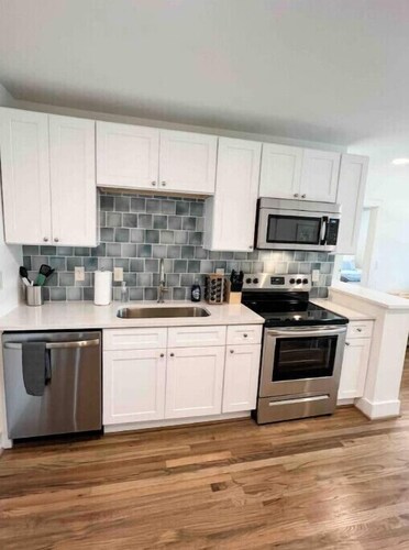 Delightful 2 BR Condo Downtown Homewood