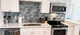 Delightful 2 BR Condo Downtown Homewood