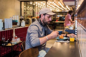 Daily buffet breakfast for a fee - Latroupe Prado (Madrid)
