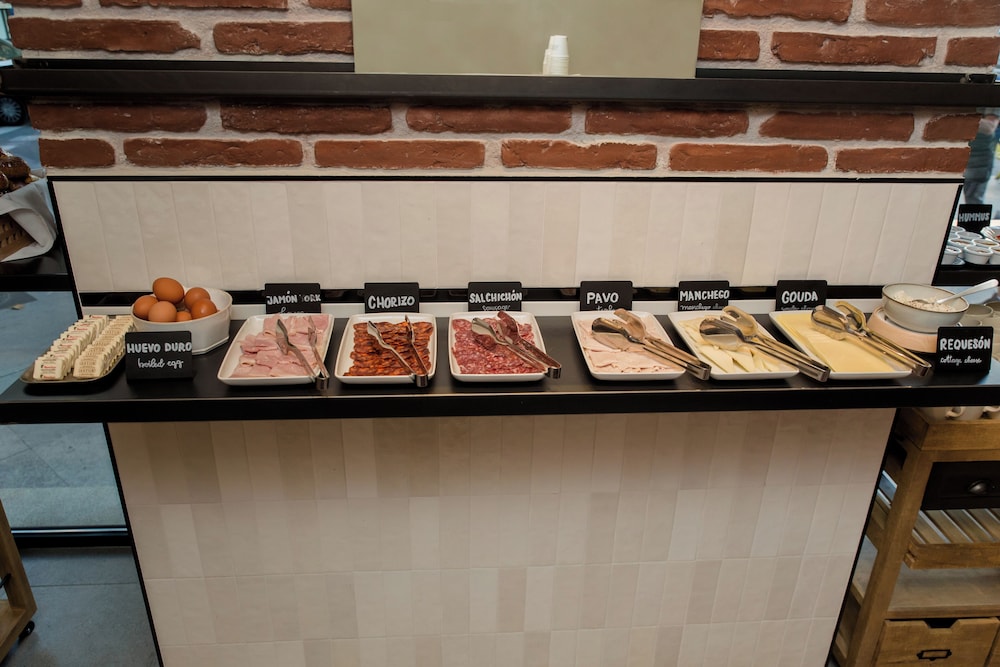 LATROUPE Prado Hostel Madrid photo 6