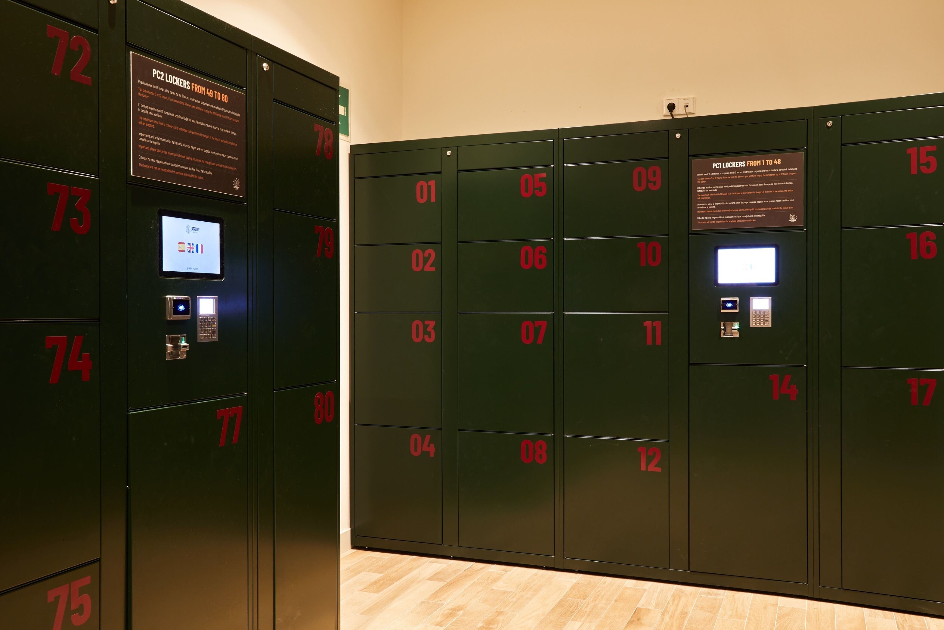Een rij donkergroene lockers genummerd van 01 tot 17, met een digitaal slot systeem en een bordje dat aangeeft PC2 lockers van 1 tot 48.