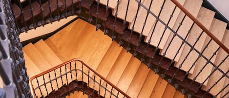 Una scala a chiocciola con gradini in legno e ringhiere in metallo.