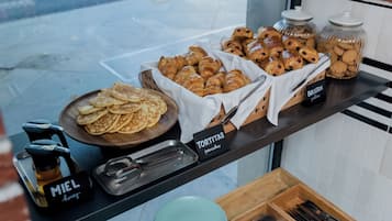 Se ofrece un desayuno bufé (9.5 EUR por persona)