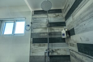 Een douche, een haardroger, een bidet, handdoeken