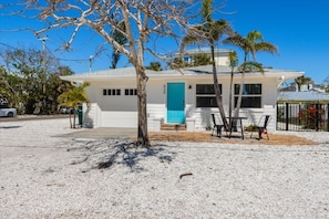 Exterior - Sandy Cheeks: Ground-level home with plunge pool. Close to pier, park, & Bay! (Anna Maria)